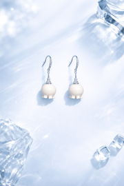 鈴蘭花古象牙掛鈎耳環